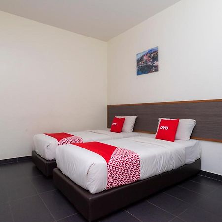 Oyo 44095 Bluewater Hotel Mersing Bagian luar foto