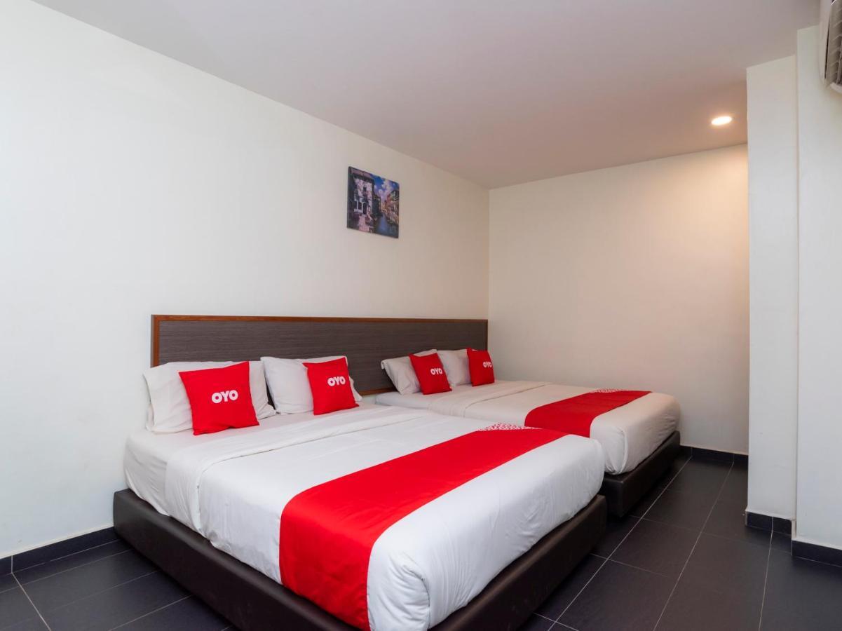 Oyo 44095 Bluewater Hotel Mersing Bagian luar foto