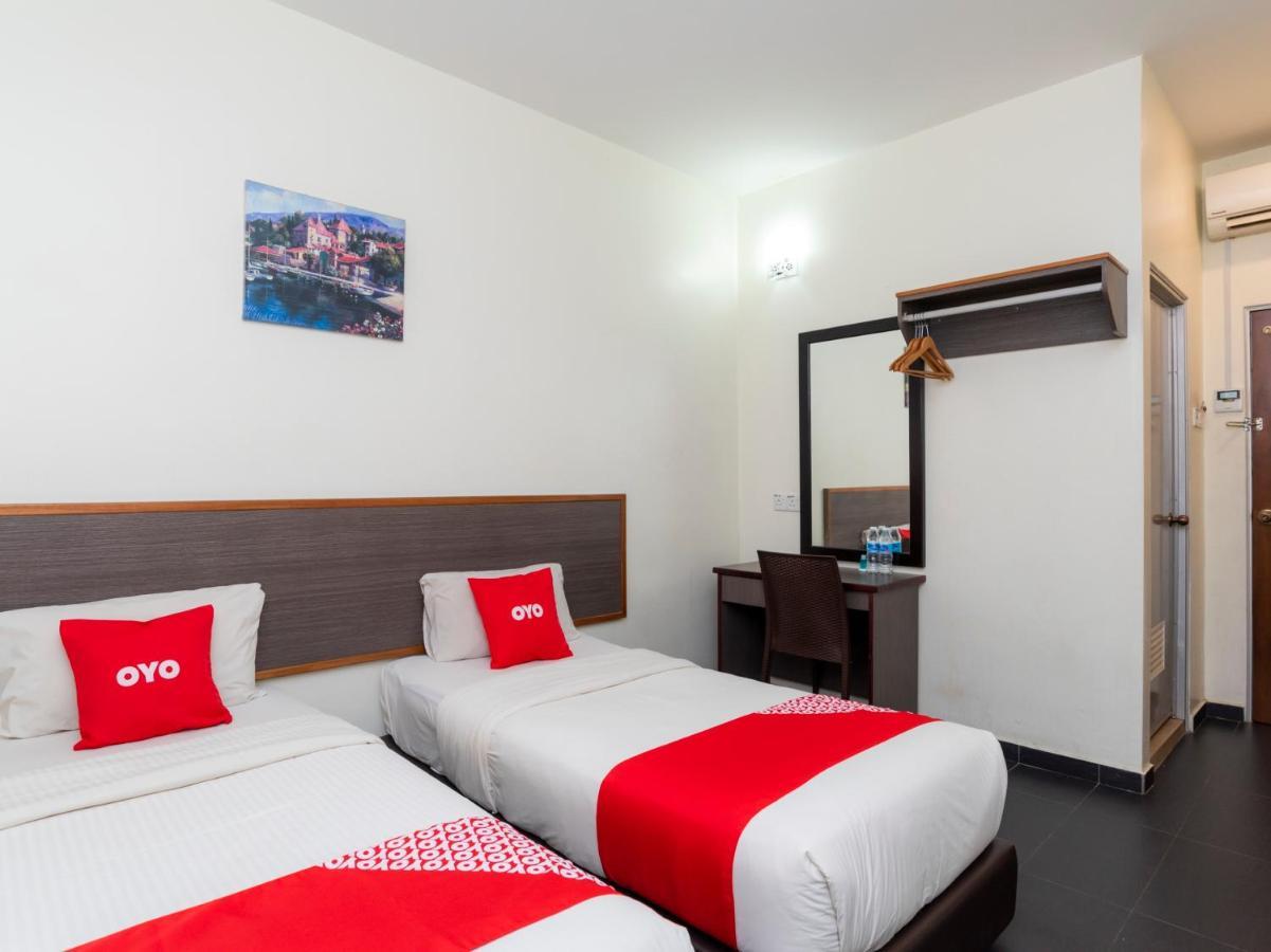 Oyo 44095 Bluewater Hotel Mersing Bagian luar foto
