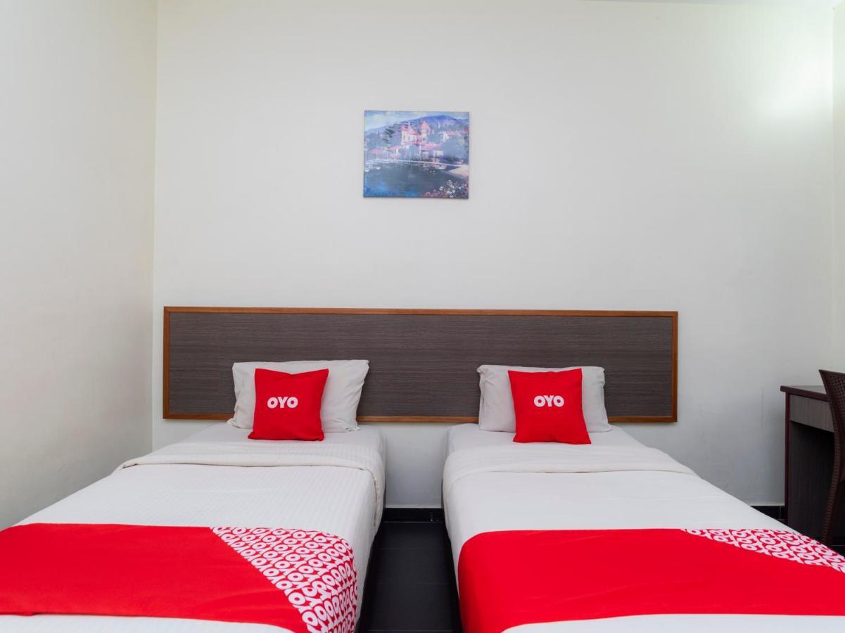 Oyo 44095 Bluewater Hotel Mersing Bagian luar foto