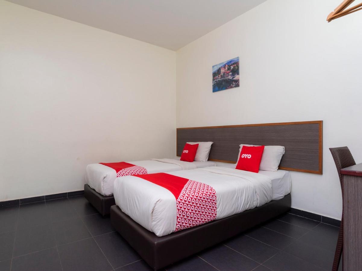 Oyo 44095 Bluewater Hotel Mersing Bagian luar foto