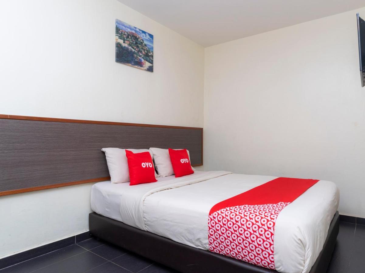 Oyo 44095 Bluewater Hotel Mersing Bagian luar foto