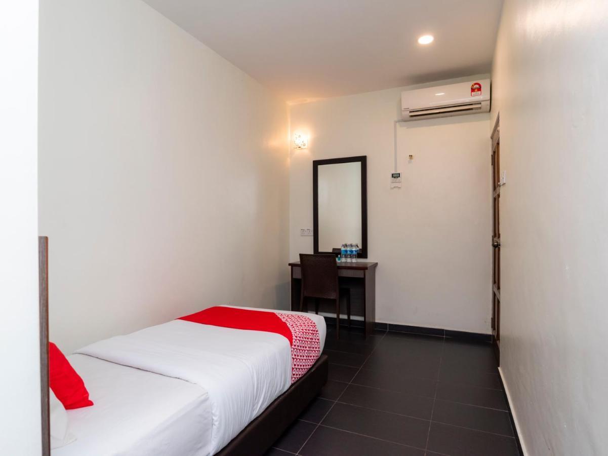 Oyo 44095 Bluewater Hotel Mersing Bagian luar foto