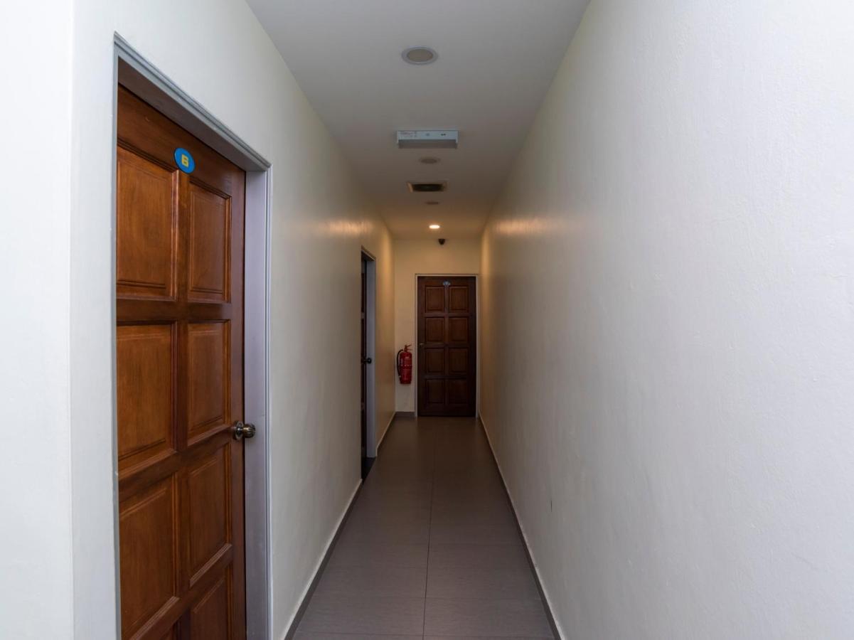 Oyo 44095 Bluewater Hotel Mersing Bagian luar foto