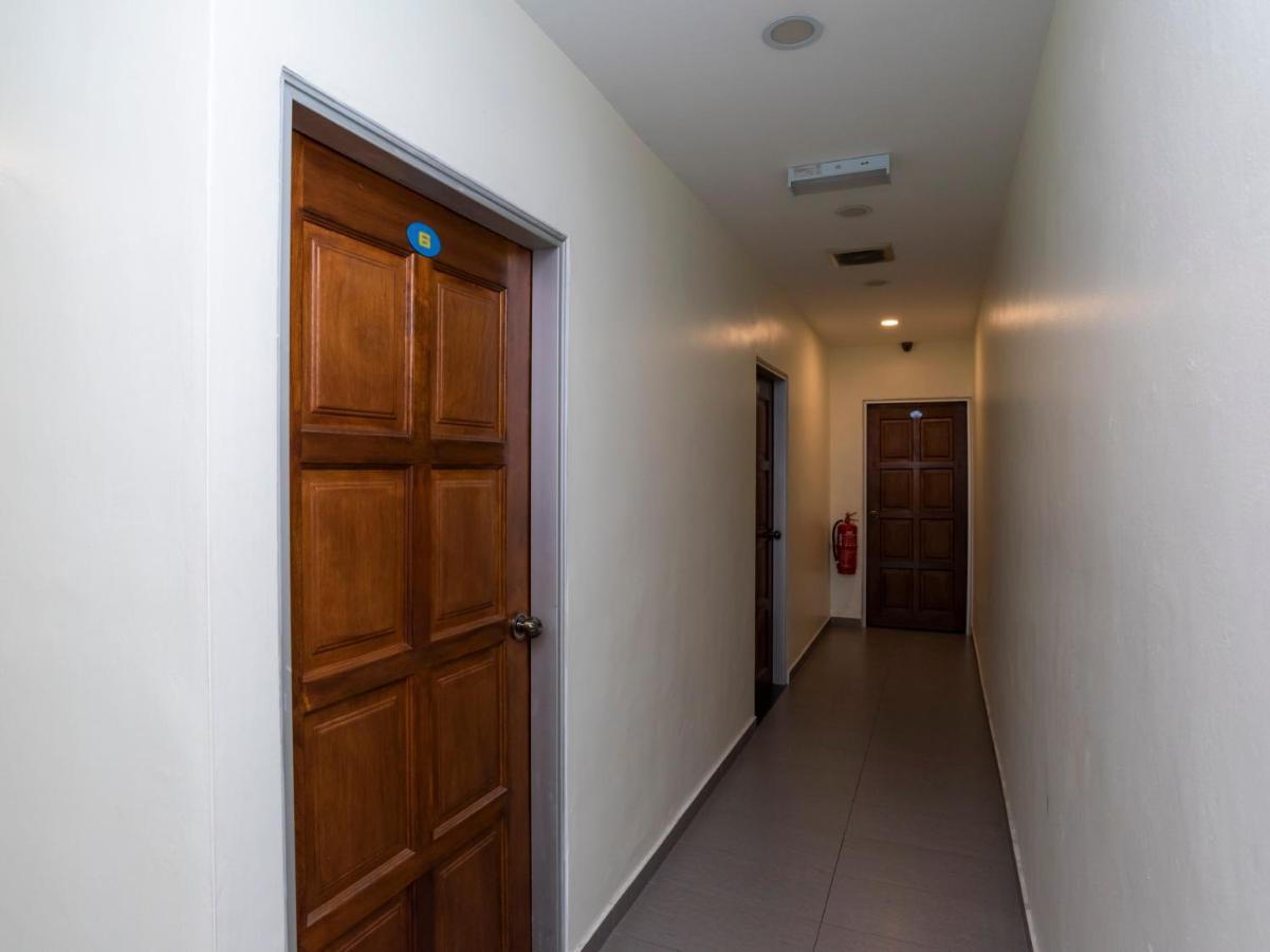 Oyo 44095 Bluewater Hotel Mersing Bagian luar foto