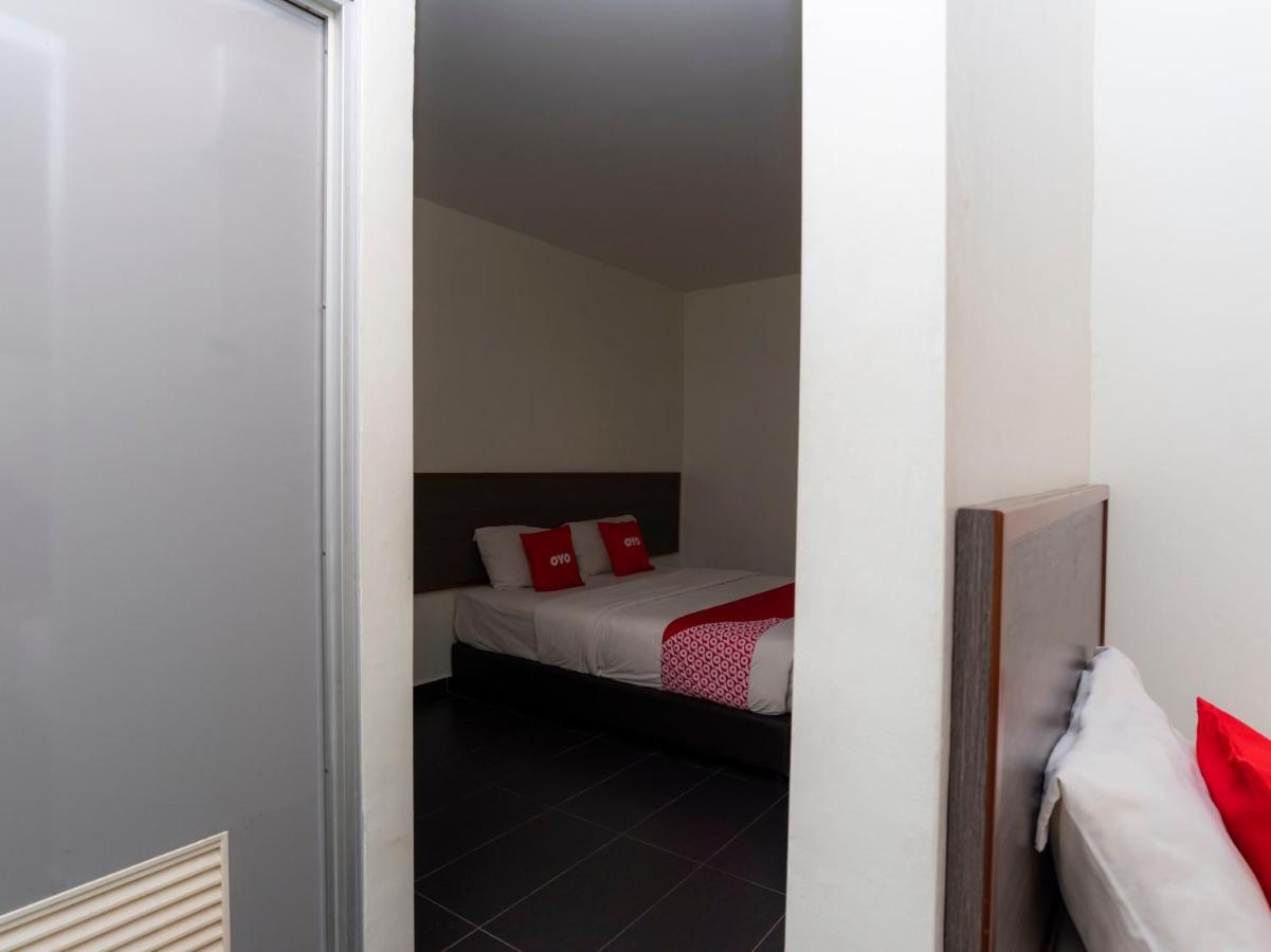 Oyo 44095 Bluewater Hotel Mersing Bagian luar foto